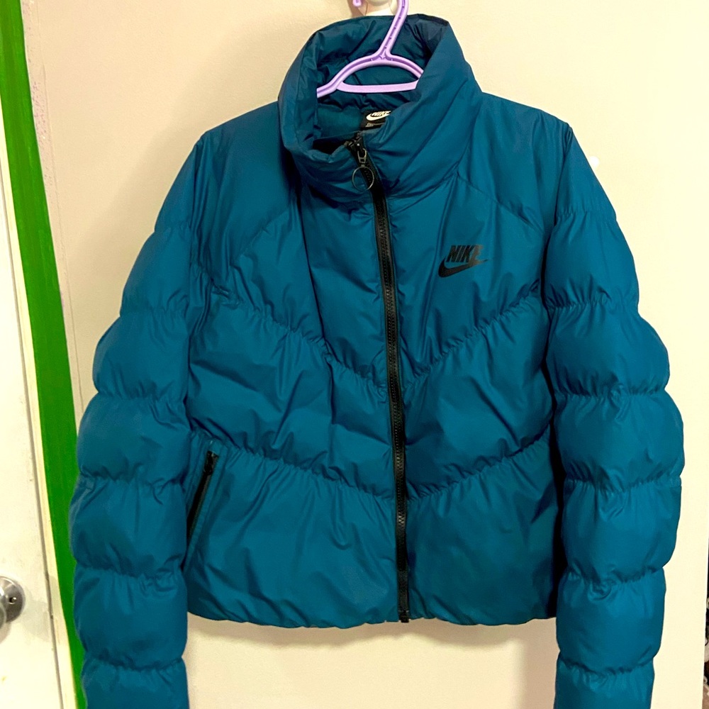 Nike puffer jacket in mint condition, only worn a few times. Great for winter.